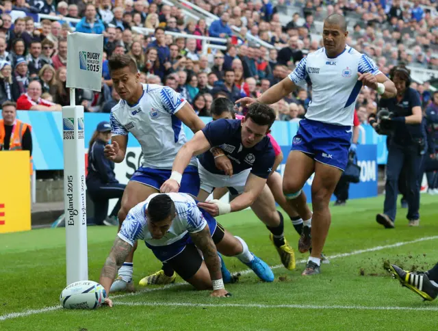 Ken Pisi scores the try
