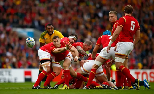 Gareth Davies throws the ball
