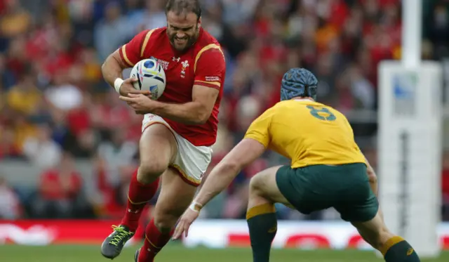 David Pocock tackles Jamie Roberts