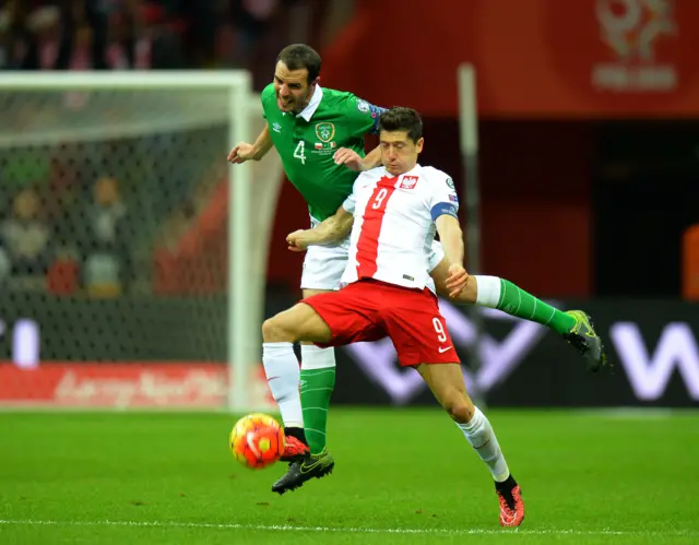 John o'Shea battles with Robert Lewandowski