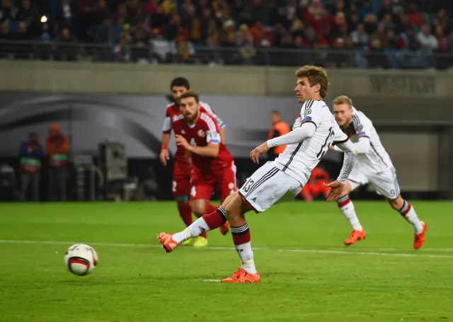 Thomas Mueller scores