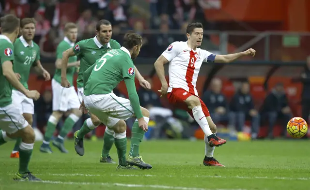 Robert Lewandowski attempts the shot