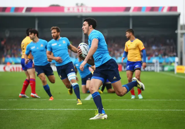 Leonardo Sarto scores a try for Italy