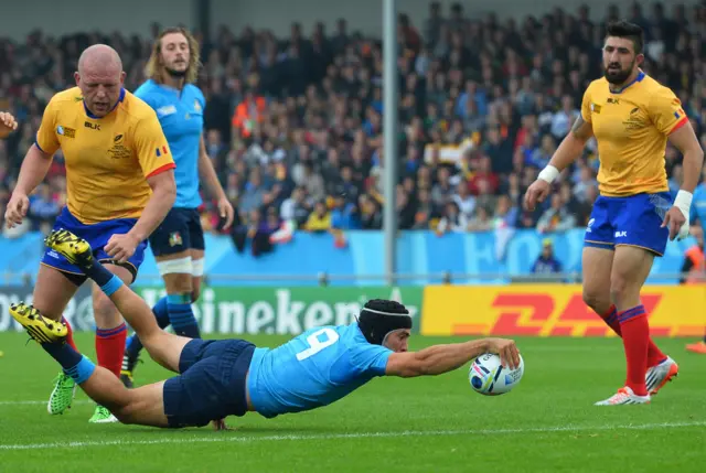 Edoardo Gori scores Italy's second try