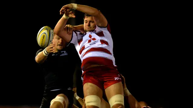 Players battle for the ball in the line out