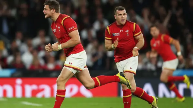 Dan Biggar (left), Gareth Davies