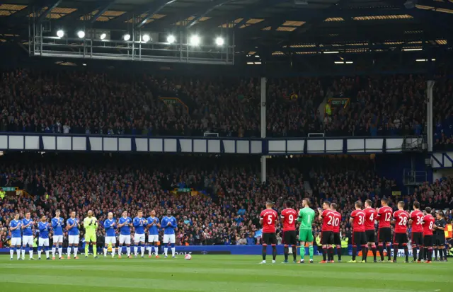 Manchester United and Everton players' clapping