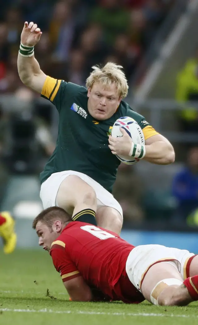 Dan Lydiate tackles Adriaan Strauss