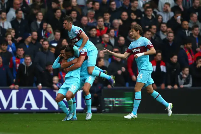 Manuel Lanzini scores for West Ham