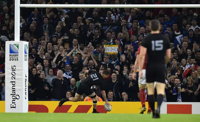 Tawera Kerr-Barlow scores a try