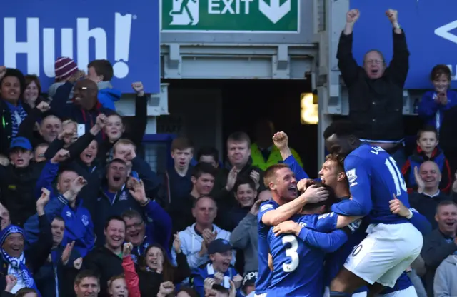 Everton players celebrate