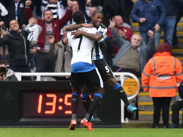 Georginio Wijnaldum celebrates