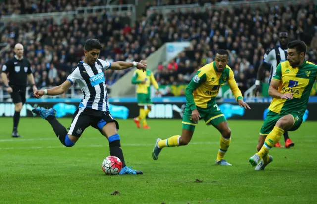 Ayoze Perez scores Newcastle's third goal