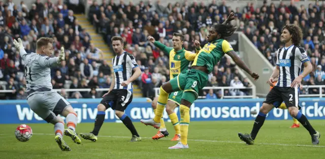 Dieumerci Mbokani scores for Norwich