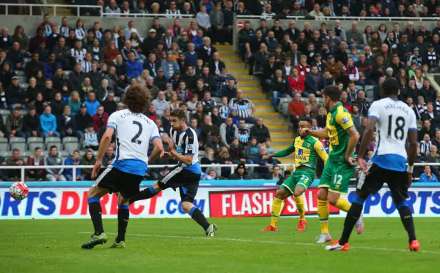 Nathan Redmond scores for Norwich