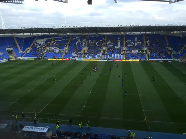 Teams warm-up at Madejski Stadium