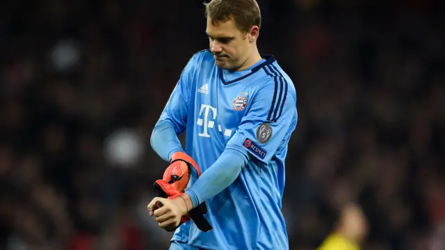 Manuel Neuer looks dejected