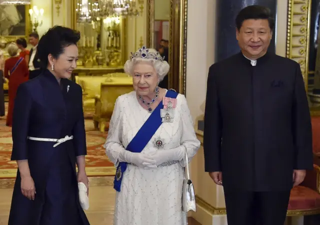 Peng Liyuan and Xi Jinping with the Queen