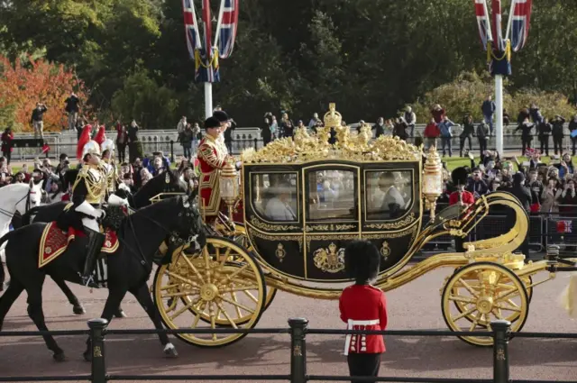 The Queen and Chinese President Xi Jinping are driven by carriage along The Mall to Buckingham Palace