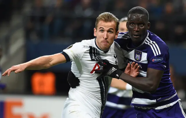 Tottenham"s Harry Kane (L) and Anderlecht"s Serigne Mbodji vie for the ball during in the UEFA Europa League match between RSC Anderlecht and Tottenham Hotspur FC