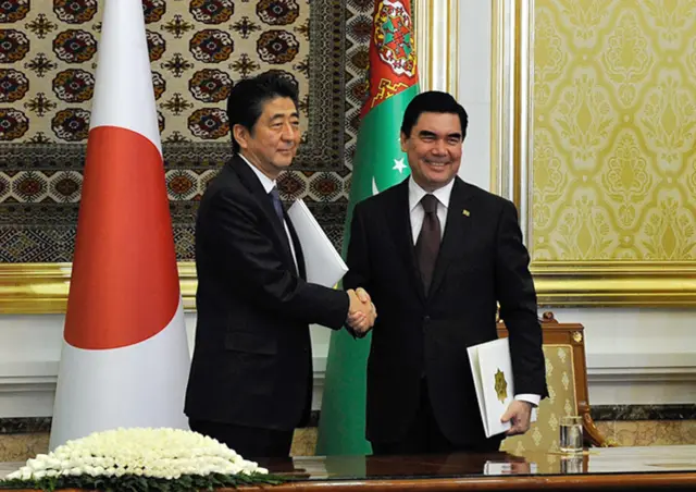 Turkmenistan's President Gurbanguly Berdymukhamedov (r) with Japanese Prime Minister Shinzo Abe