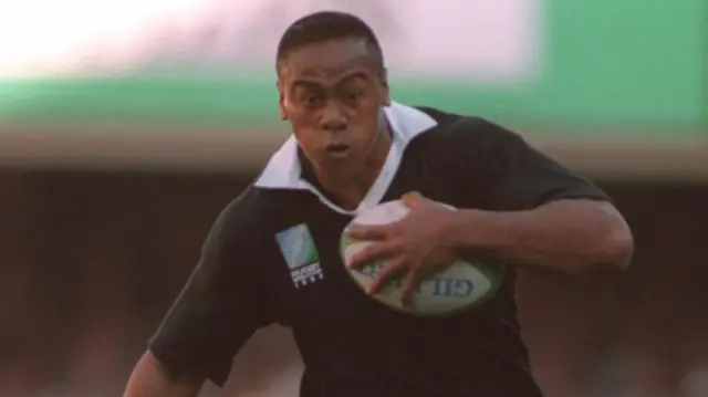 Jonah Lomu in action in 1995