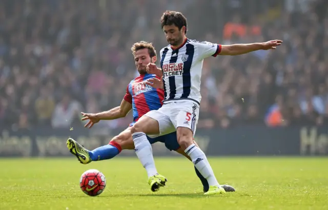 Yohan Cabaye tackles Claudio Jacob