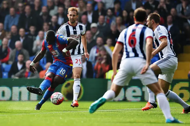 Yannick Bolasie shoots