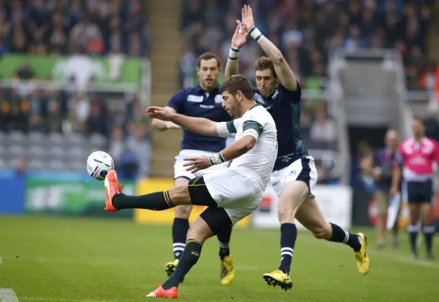 Willie Le Roux clears the ball