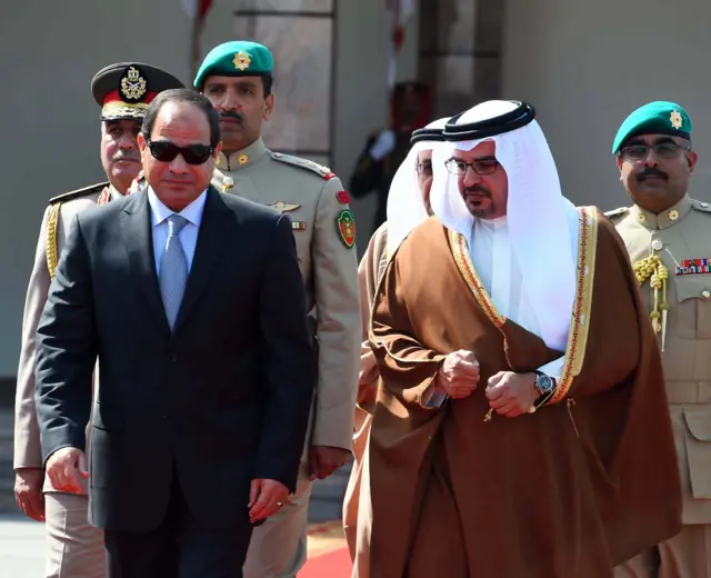 President Abdel Fattah al-Sisi (L), accompanied by Prince Salman bin Hamad al-Khalifa (R), Crown Prince of the Kingdom of Bahrain, as he prepares to leave Manama, Bahrain, 31 October 2015.