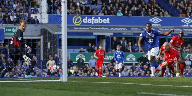 Romelu Lukaku scores