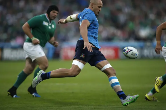 Sergio Parisse clears the ball