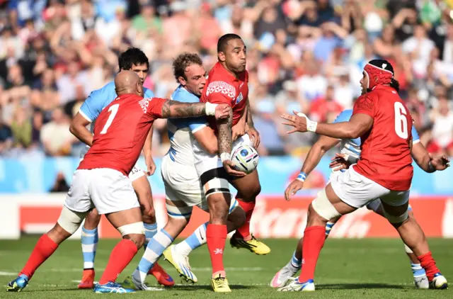 Fetu'u Vainikolo passes the ball