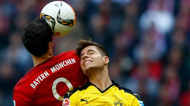 Weigl attempts to win the header against Lewandowski