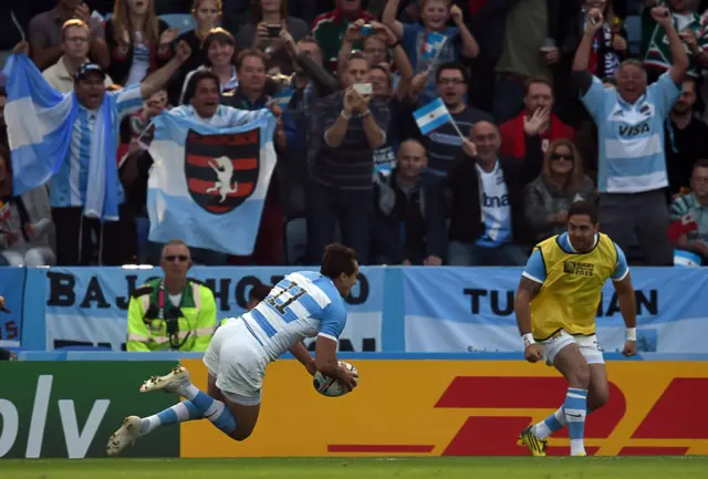 Juan Imhoff scores a try