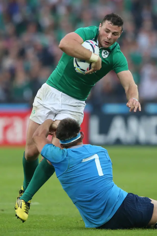 Simone Favaro misses a tackle on Robbie Henshaw