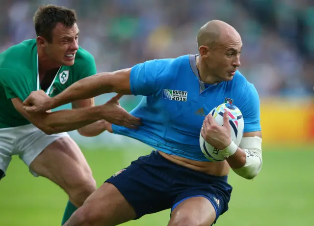 Sergio Parisse is tackled by Tommy Bowe