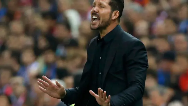 Diego Simeone tells his players to "calm down"