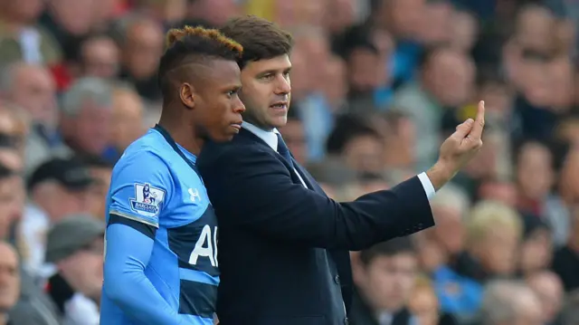 Pochettino speaks to N'jie on the touchline