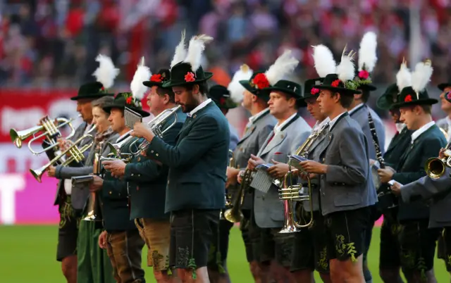 Bavarian musicians ahead of kick off