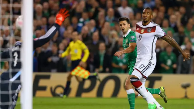 Shane Long of Republic of Ireland scores