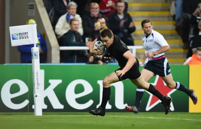 Ben Smith scores a try