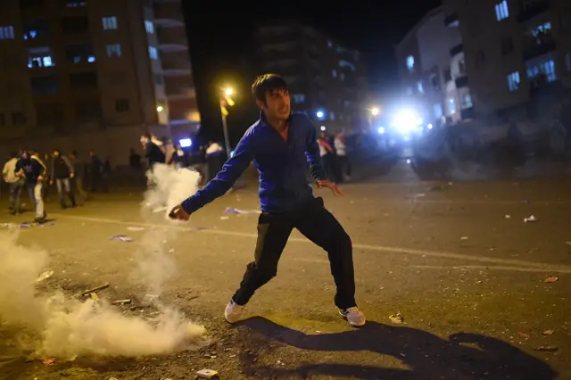 Diyarbakir - youth throws back tear gas canister