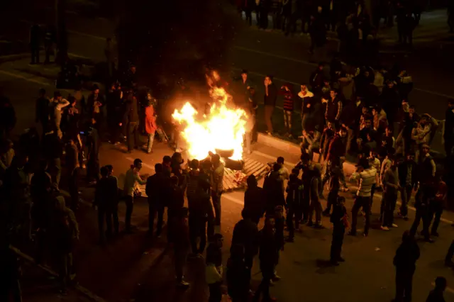 Diyarbakir - crowd around burning tyres