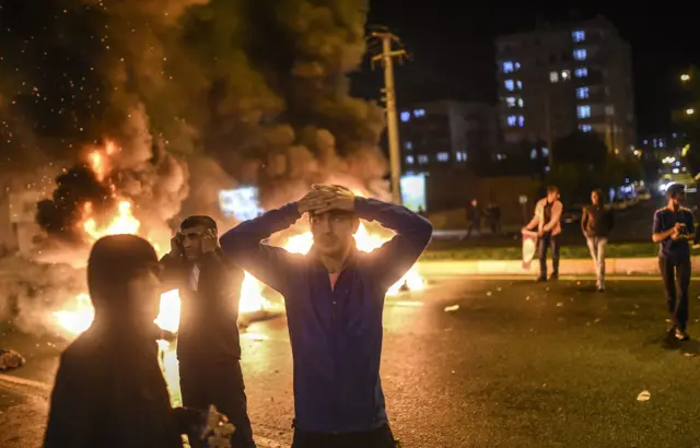 Diyarbakir - rubbish burning in street protest