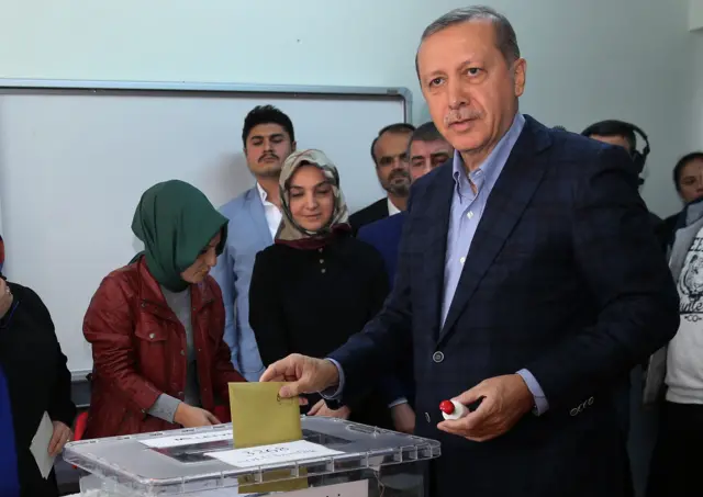 Recep Tayyip Erdogan voting, 1 November 15