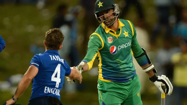 Mohammad Irfan of Pakistan shakes hands with James Taylor