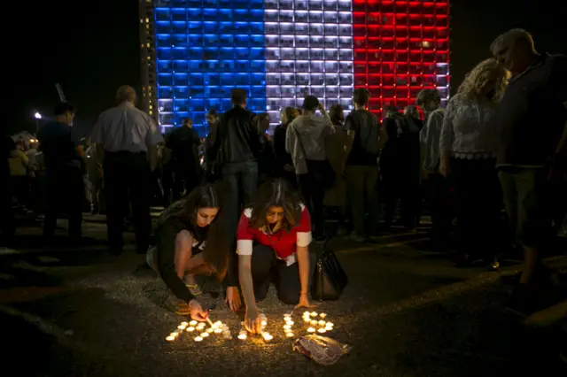 Israelis light candles for those killed in Paris in Tel Aviv