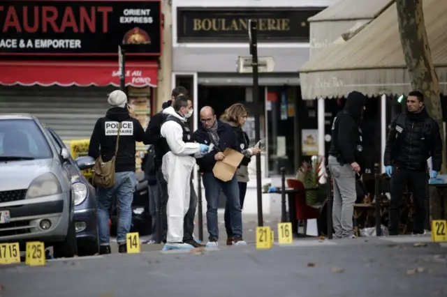 Police forensic experts on the Rue du Faubourg du Temple