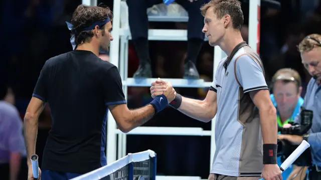 Roger Federerand and Tomas Berdych shake hands